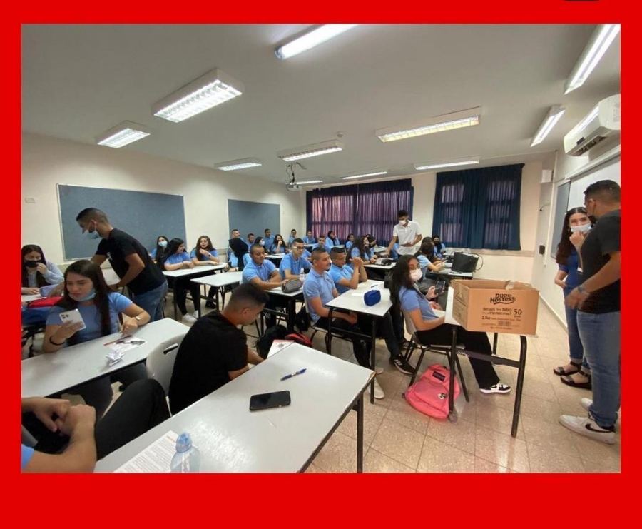 الشبيبة الشيوعية في الطيبة توزع نشرة افتتاح السنه الدراسية